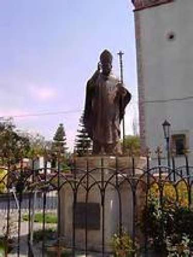 Monumento al Cardenal Juan Jesús Posadas Ocampo en su natal Tarimoro.