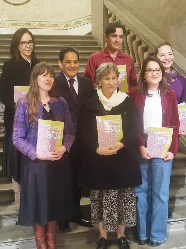 Los participantes en la presentación del libro,  incluyendo a las autoras